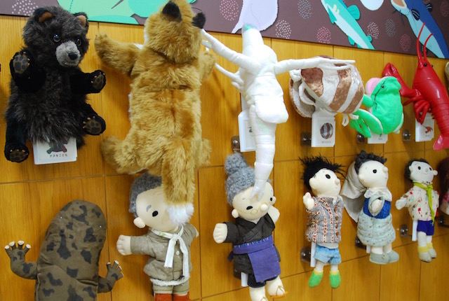 Hand puppets to play with