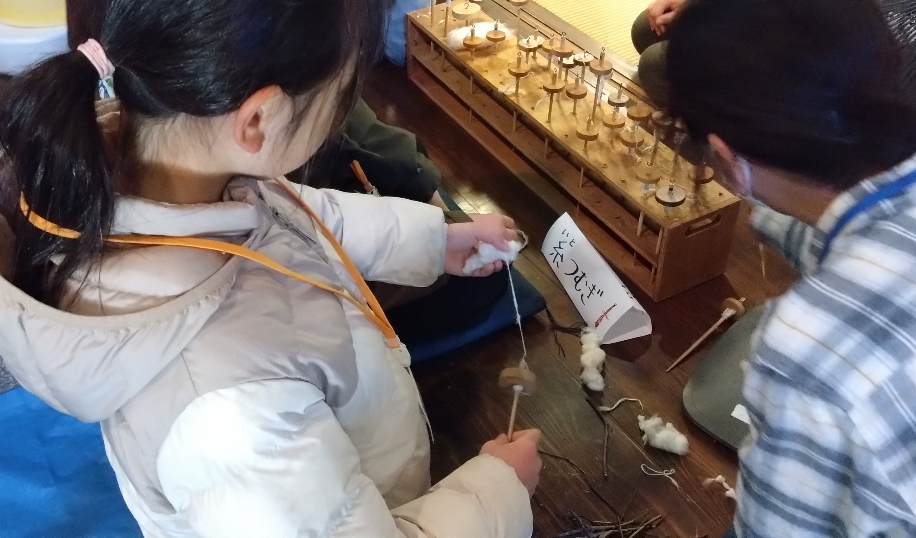 　【わくわく探検隊】綿にふれてみよう！