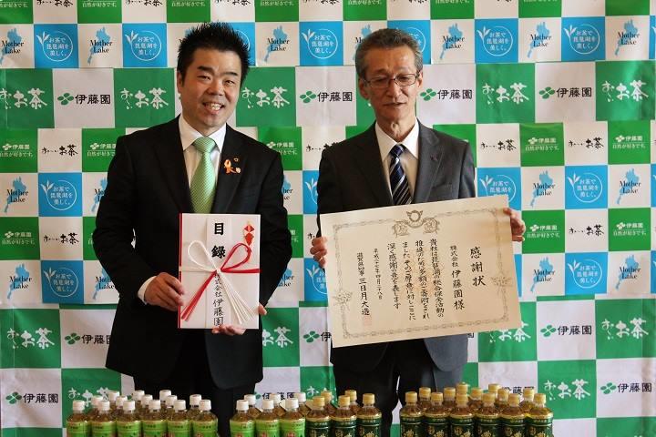 伊藤園から滋賀県への寄附金の贈呈式