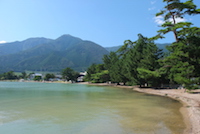 The sand forming the many beaches around the lake comes from the surrounding granitic mountains.<br>(18 September 2013)