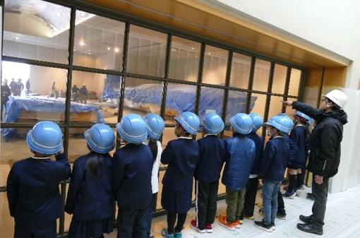 草津市立常盤小学校の小学生の皆さんにリニューアル工事中の 琵琶湖博物館の展示室を見学していただきました！